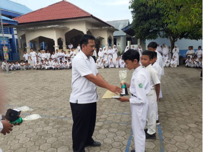 Penyerahan piala dan piagam juara Lomba Aksioma