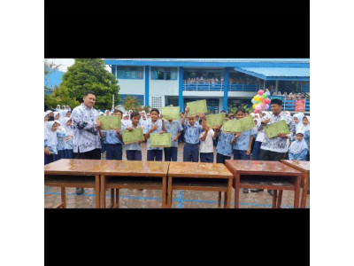 Pemberian Piagam penghargaan Kepada siswa-siswi berprestasi MIN 10 Abes tahun 2021 dalam Rangkaian H